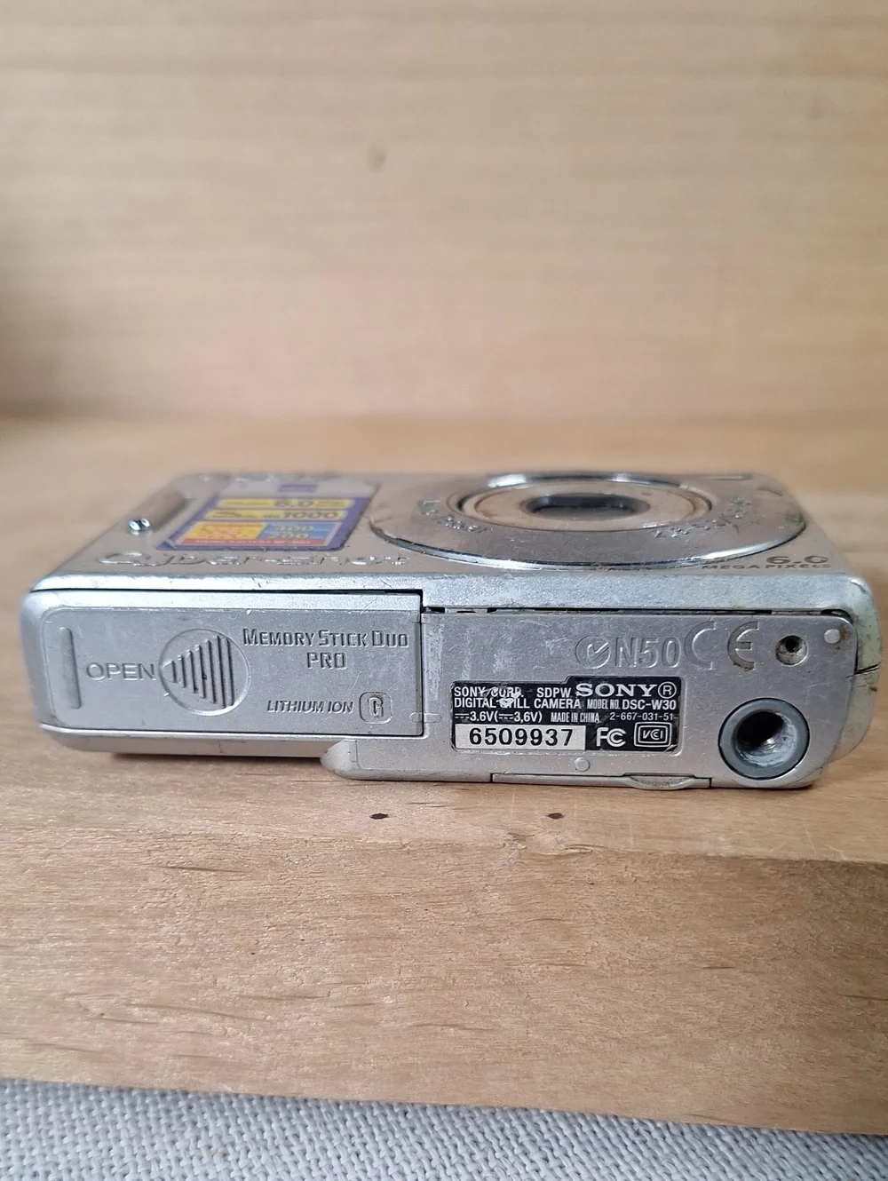 Sony Cyber-shot DSC-W30 digital camera 6.0-megapixel Sensor Selling For Parts